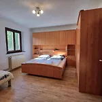 度假居 Pocitniska Hisa Miklavcic Primorska *